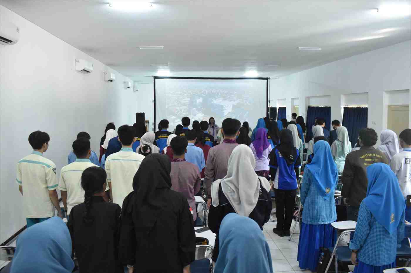 Menyanyikan Lagu Indonesia Raya dan Hymne Udinus 